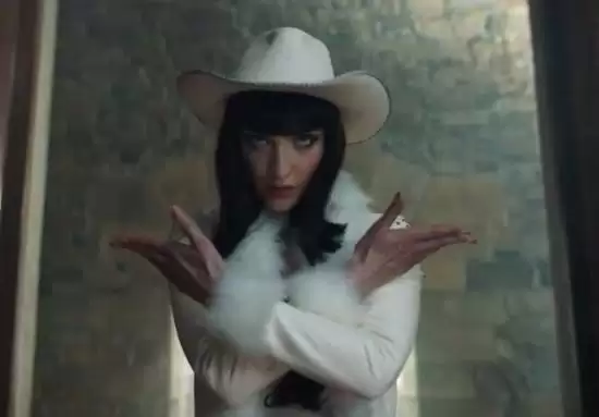 《海贼王》真人剧第二季罗宾新造型公开 时尚感十足