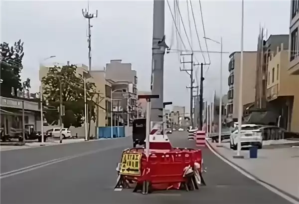 男生骑电动自行车不减速撞上马路中间电线杆致重伤引热议：防不胜防