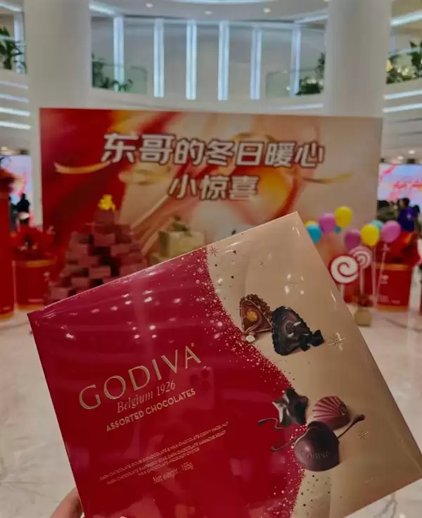 章泽天独自现身迪拜过圣诞：身着阔腿裤 松弛感十足