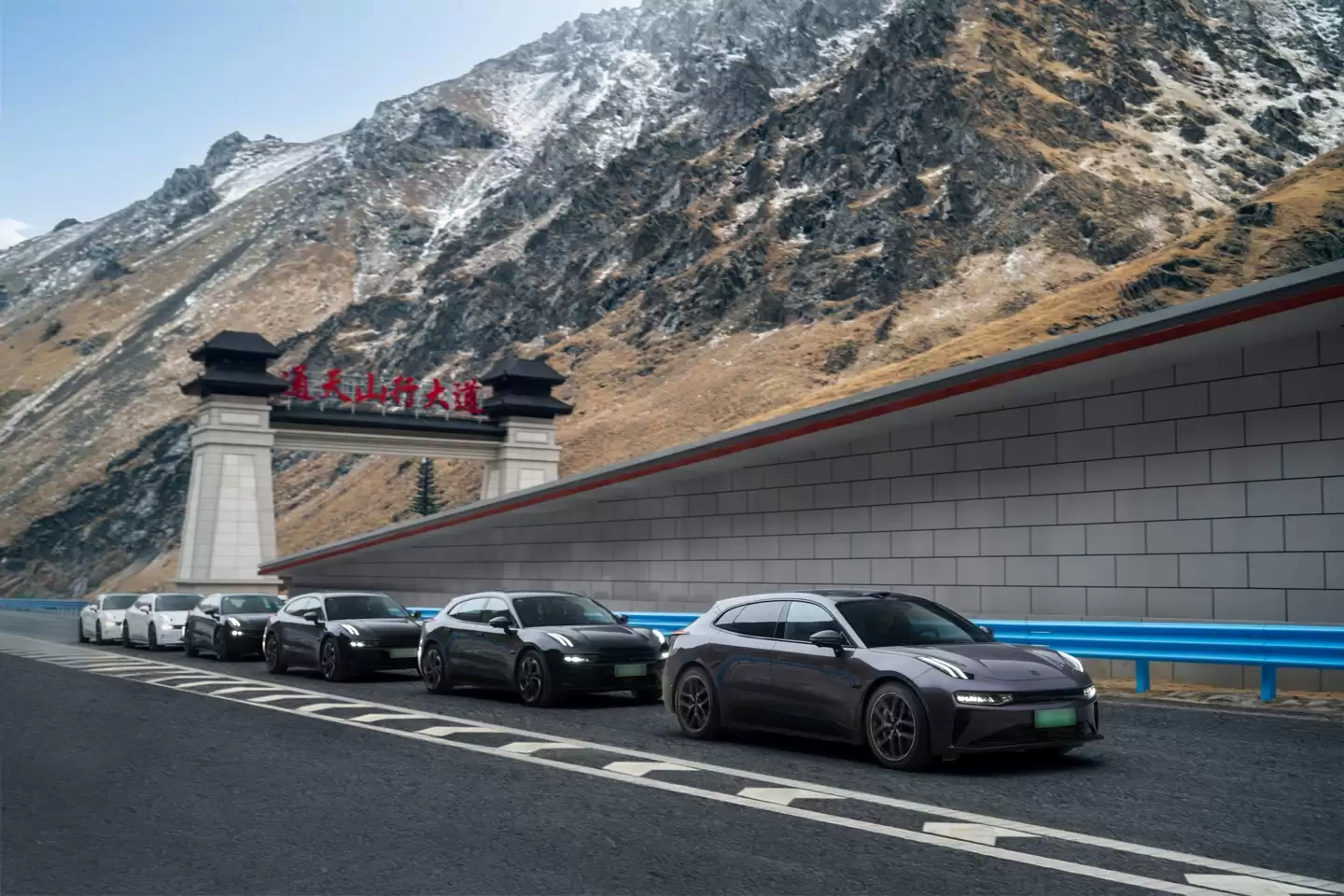 世界最长高速隧道正式通车，首支国产新能源车队20多分钟穿越天山