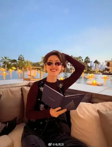 章泽天独自现身迪拜过圣诞：身着阔腿裤 松弛感十足