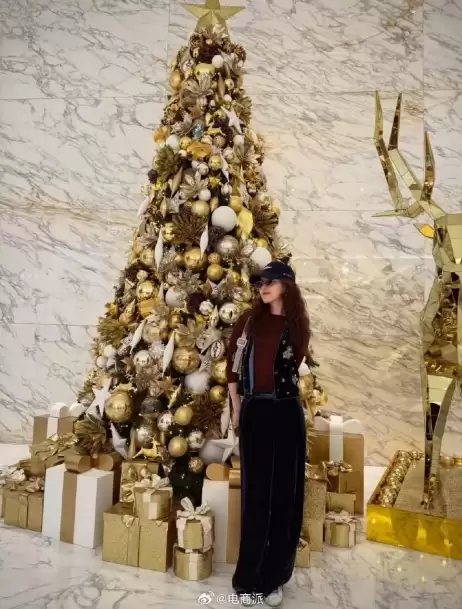 章泽天独自现身迪拜过圣诞：身着阔腿裤 松弛感十足