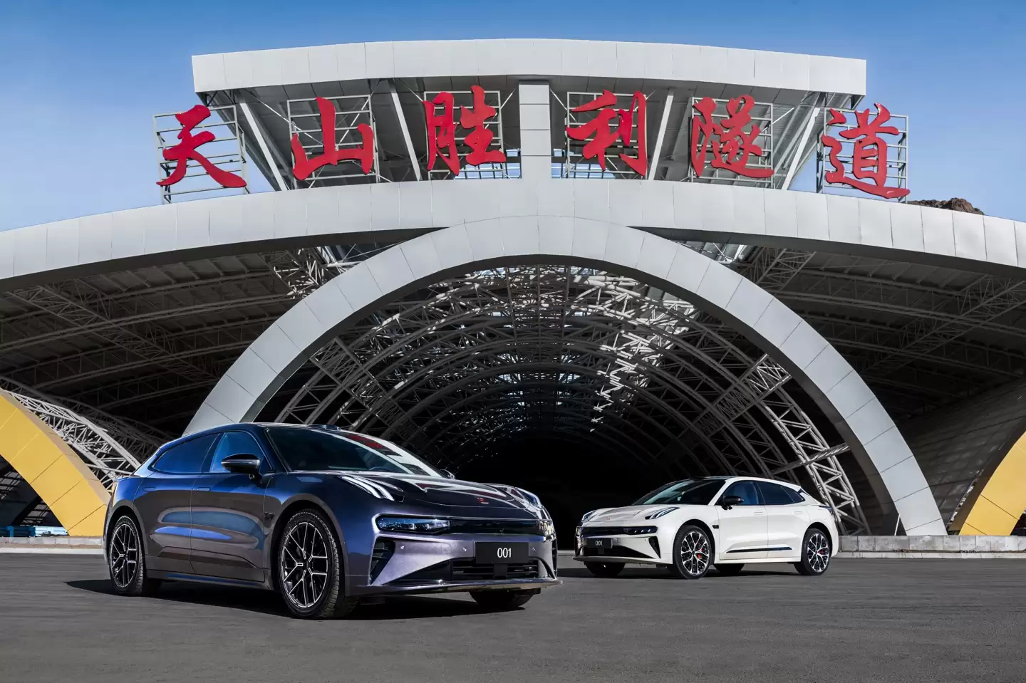 世界最长高速隧道正式通车，首支国产新能源车队20多分钟穿越天山