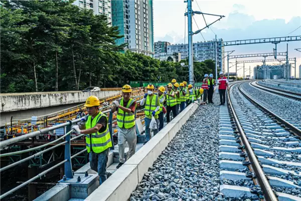 国内首例四家运营商共建！广湛高铁干线光缆项目全程通光