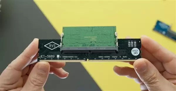 DDR5涨价催生新装机方案:笔记本内存转接卡走红