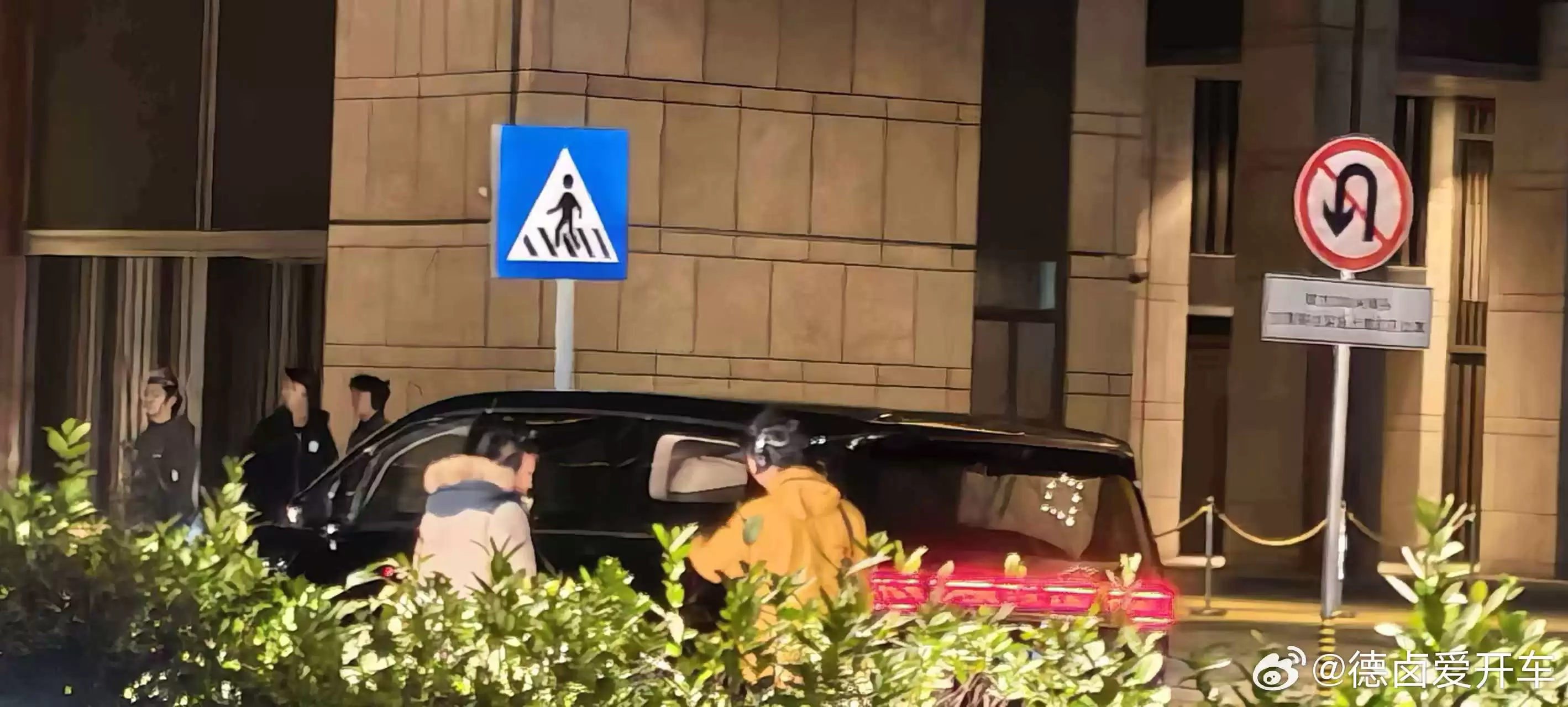 鸿蒙智行首款 MPV 新车，智界 V9 无伪装谍照曝光