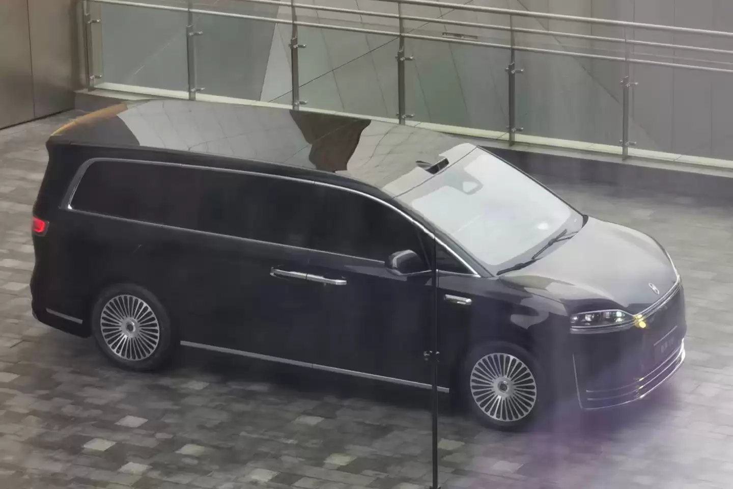 鸿蒙智行首款 MPV 新车，智界 V9 无伪装谍照曝光