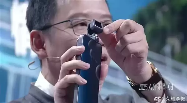 吴晓波展示荣耀ROBOT PHONE：世界上第一款手机机器人！