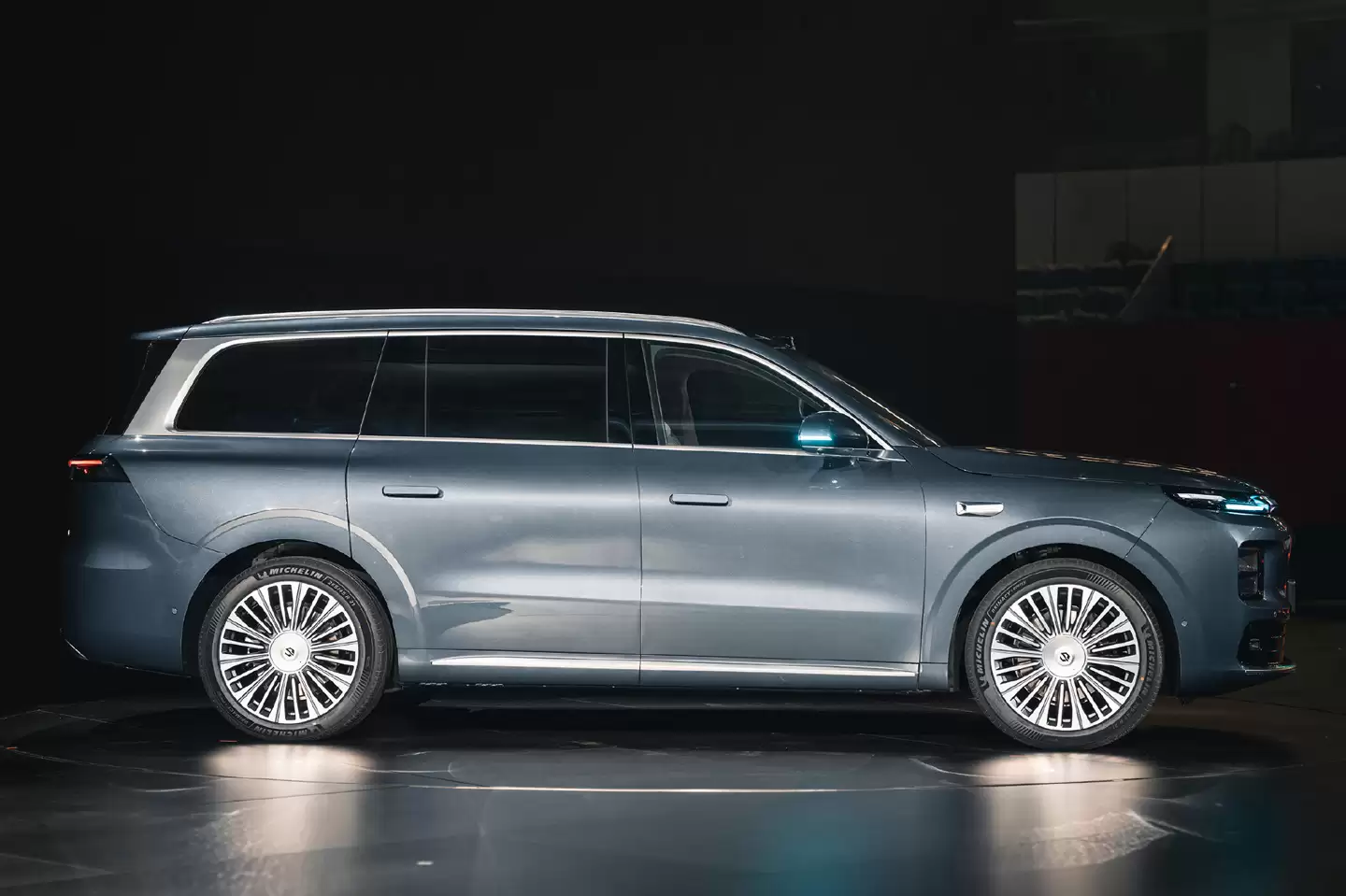 零跑 D十九 实车亮相 十周年发布会，预计明年上半年上市