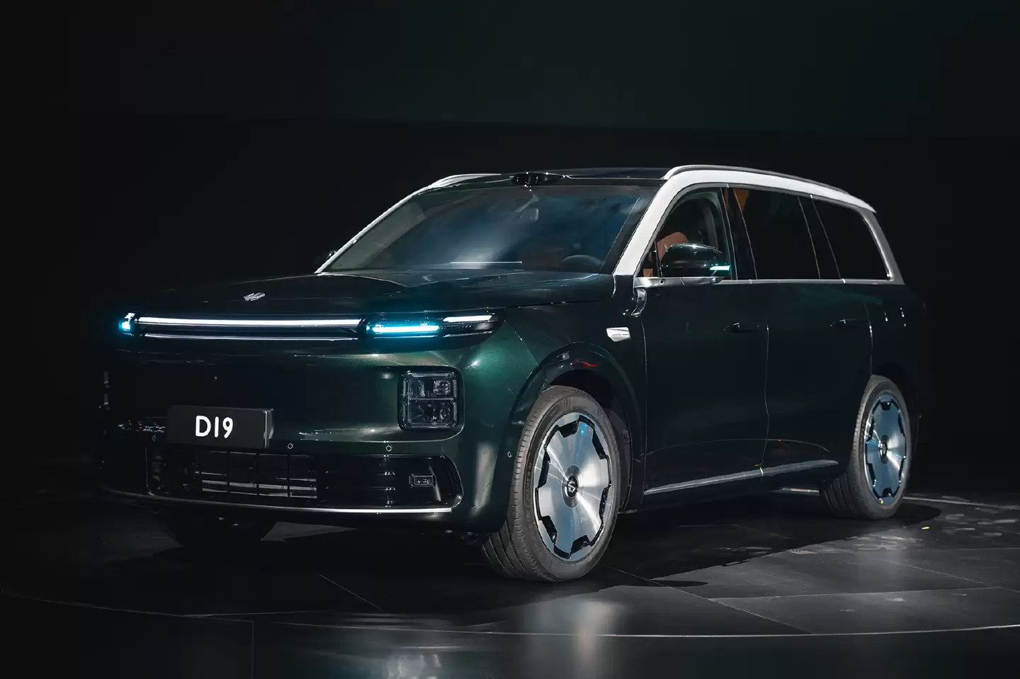 零跑 D十九 实车亮相 十周年发布会，预计明年上半年上市
