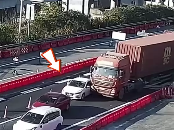 没变道条件头铁硬挤被大车撞 轿车司机：我车头都过来了！