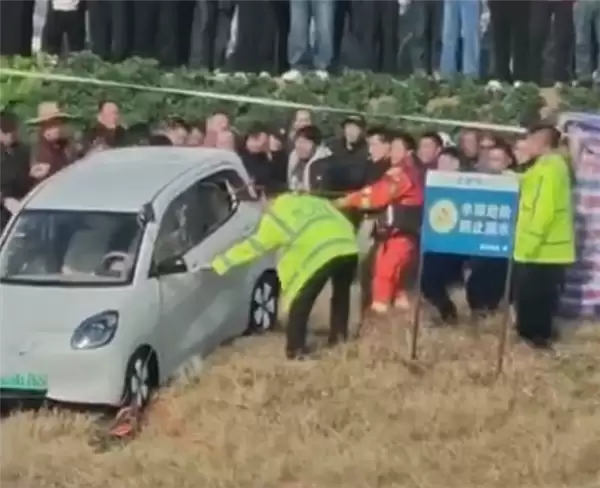五菱宏光MINI EV失控冲进河里 女车主身亡！官方通报