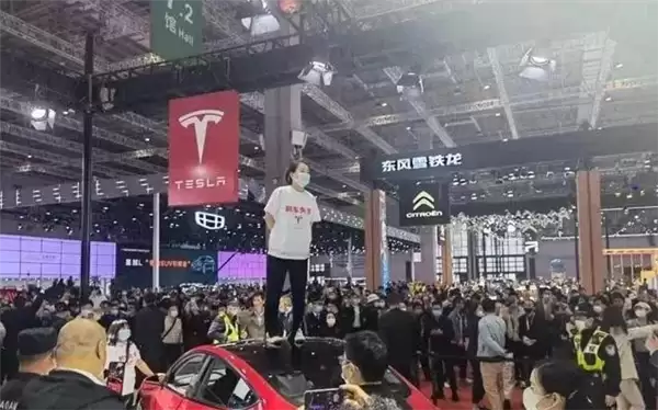 特斯拉申请限消车顶维权女车主：已生效