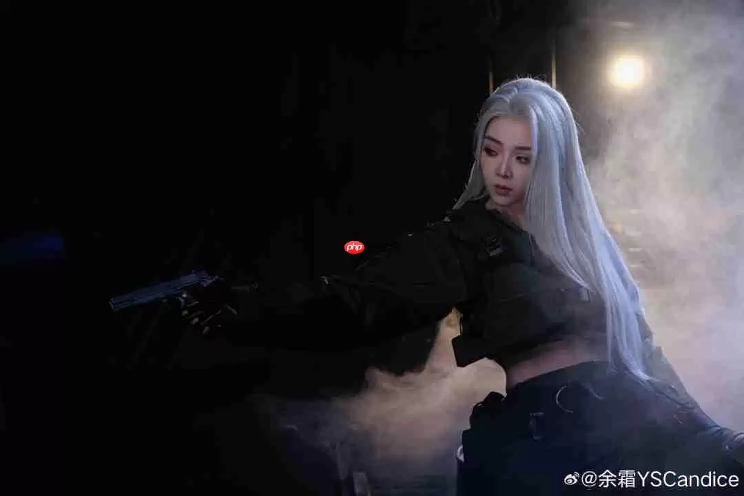 余霜COS《暗区突围》美图 白发侧颜超美丽