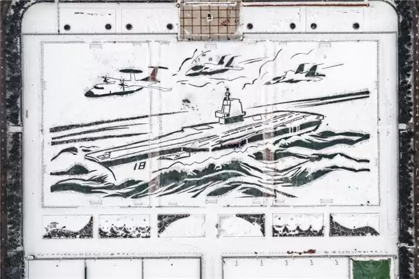 千余坐标 厘米级定位!哈工程上千师生雪绘福建舰航母