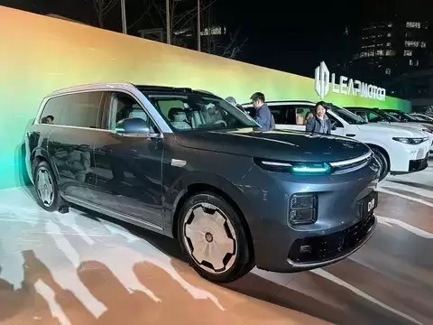 零跑D19今晚开启盲订,增程纯电双版本亮相