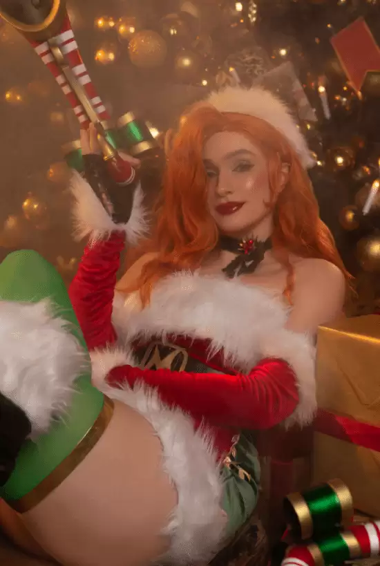 圣诞老人看了都要请假！俄妹节日COS身材超辣