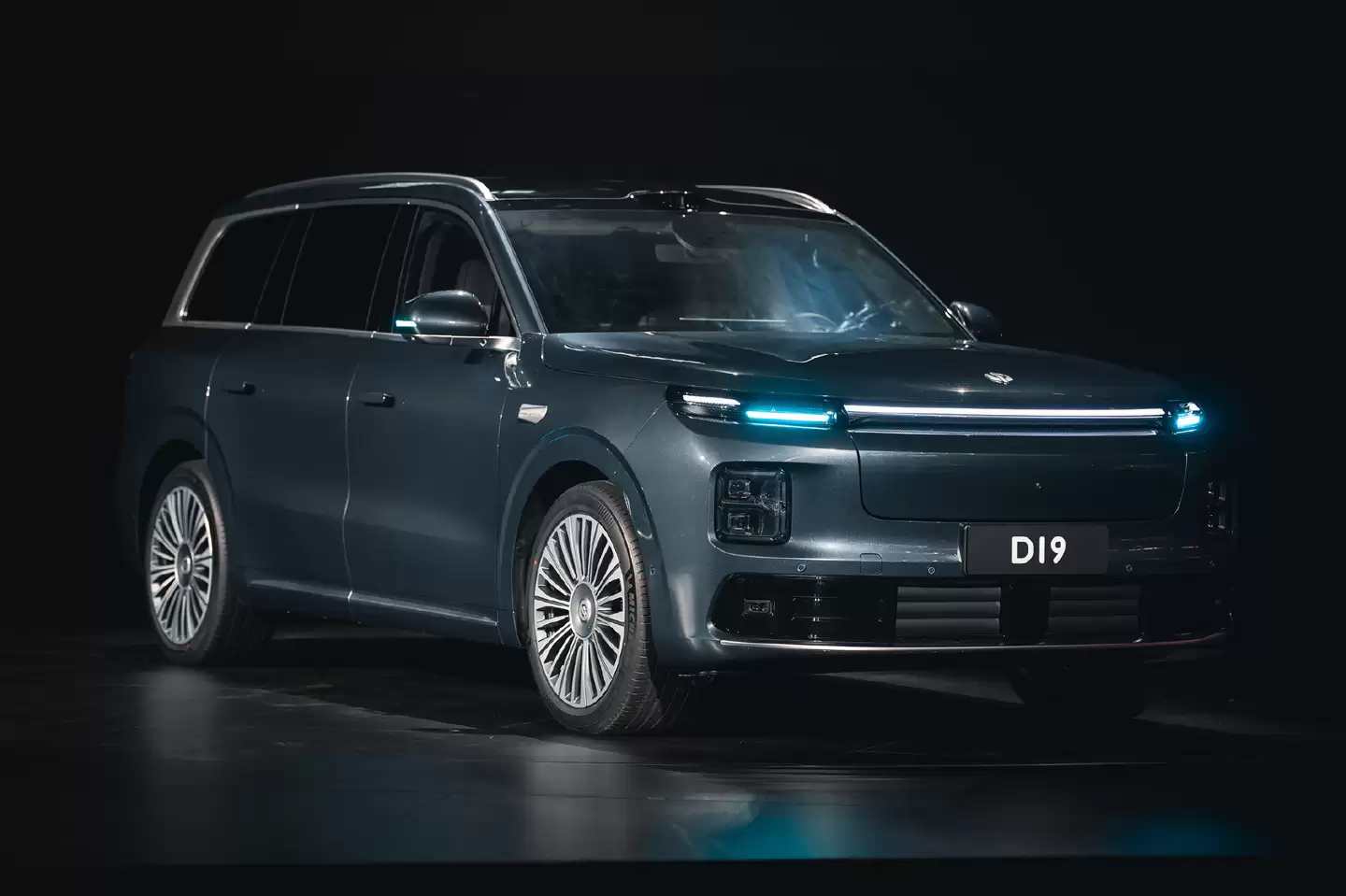 零跑 D十九 实车亮相 十周年发布会，预计明年上半年上市