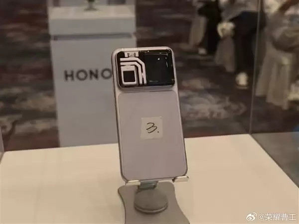 吴晓波展示荣耀ROBOT PHONE：世界上第一款手机机器人！