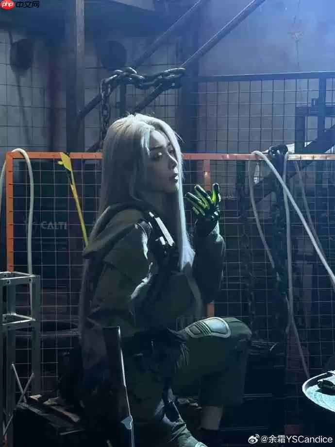 余霜COS《暗区突围》美图 白发侧颜超美丽