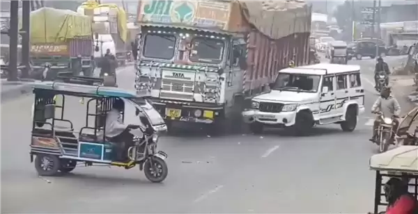 印度一满载大货车遭SUV强挤:避让时爆胎倾倒将其压扁