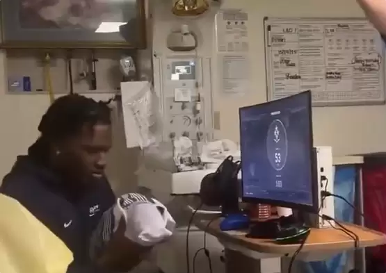 新手爸爸将整套Xbox游戏设备搬进产房:边打游戏边等孩子出生