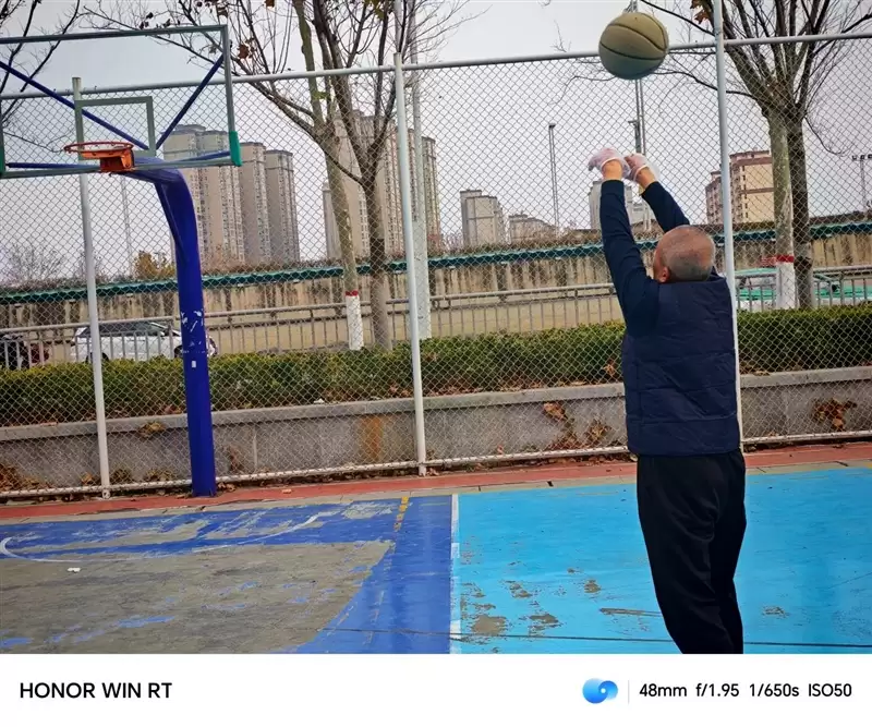 半年内没有对手！荣耀WIN RT评测：2699元首发1万mAh大电池 这才是性价比电竞机！