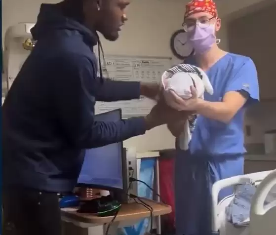 新手爸爸将整套Xbox游戏设备搬进产房:边打游戏边等孩子出生