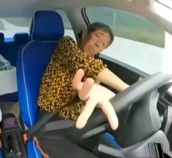 QQ飞车手游邀咏春大娘现身漫展引爆全场