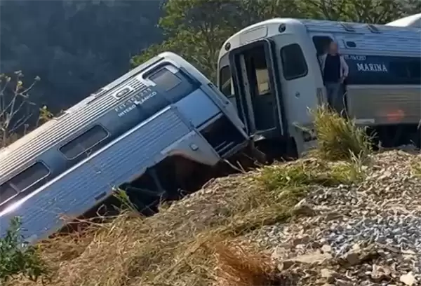 墨西哥一列车脱轨坠入7米深山谷:已致13死98伤