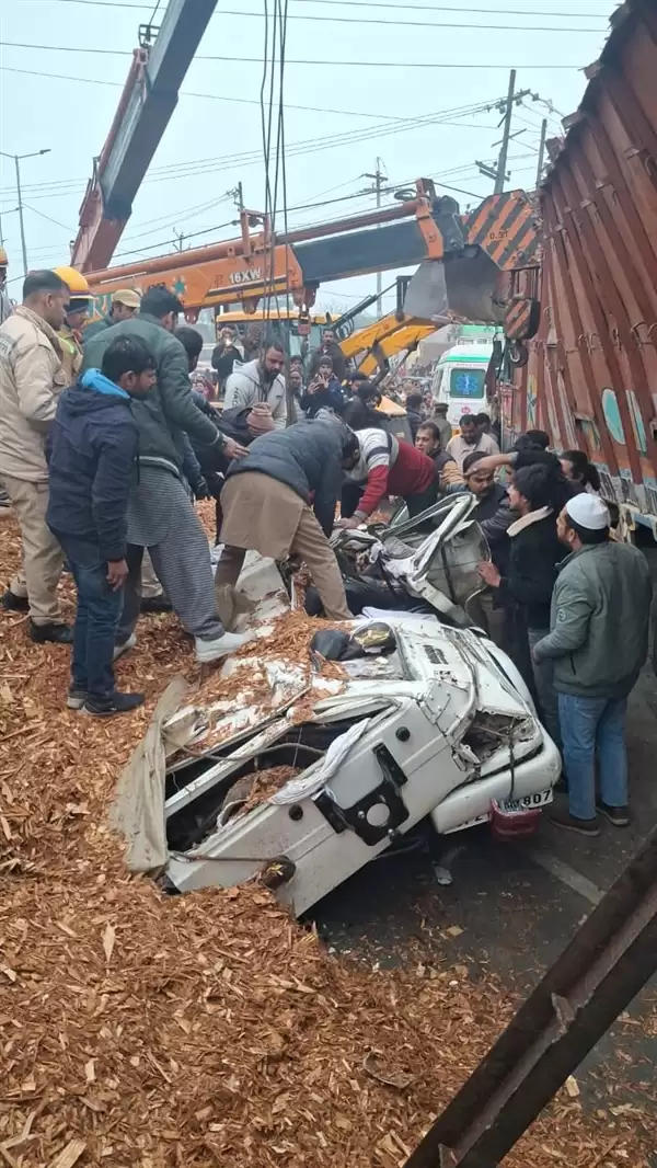 印度一满载大货车遭SUV强挤:避让时爆胎倾倒将其压扁