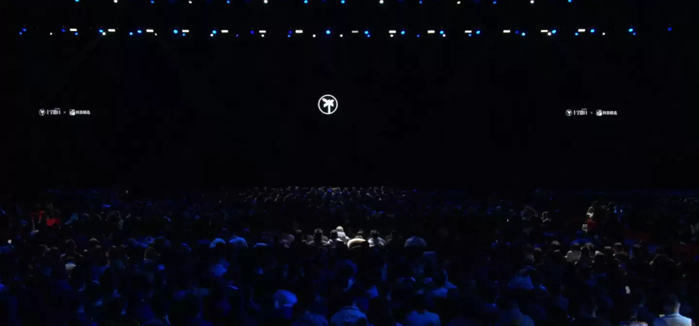 时隔 7 年再办“科技春晚”,罗永浩为延迟超 40 分钟开场致歉