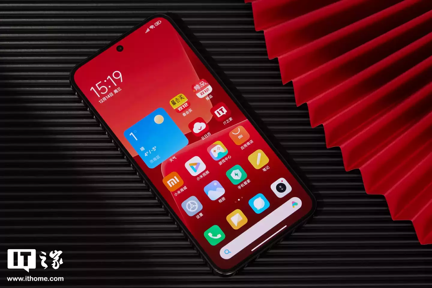 消息称苹果在做四曲屏和屏下前摄，国产厂商也启动类似项目