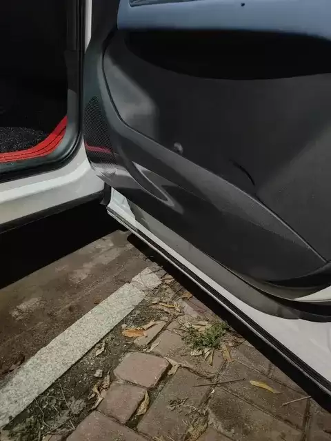 极氪001加装车门防踢垫实测：小巧实用但细节待考量