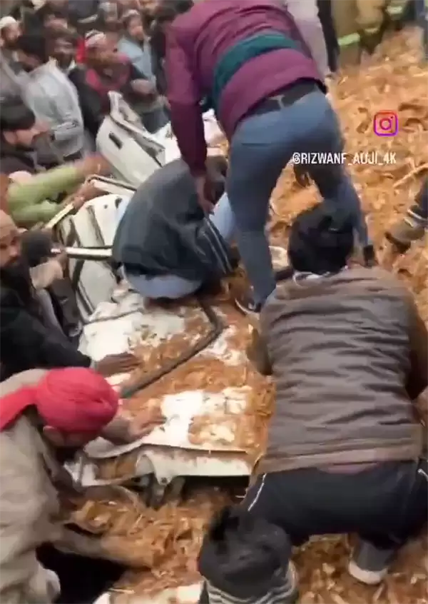 印度一满载大货车遭SUV强挤:避让时爆胎倾倒将其压扁