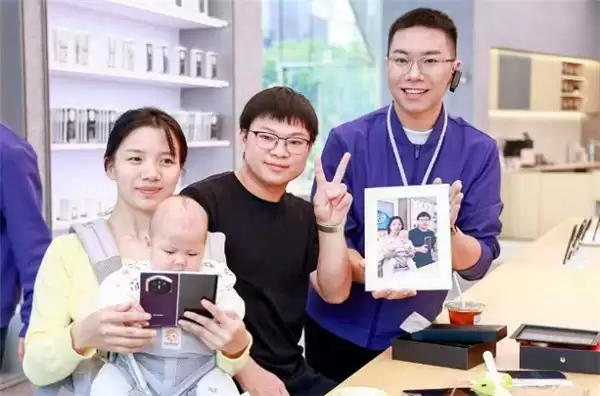 时间在变,心意不变:华为旗舰店的人文场域构建