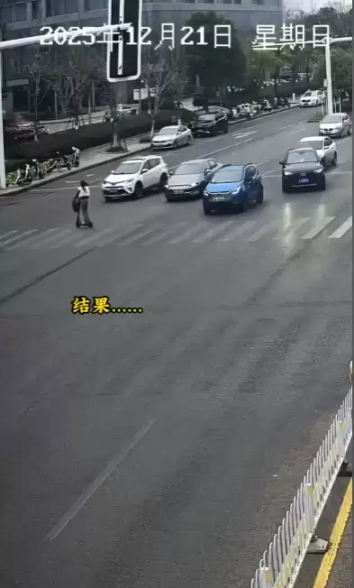 女子骑电动滑板车摔倒在路口 爬起继续闯红灯 结果鬼探头被撞