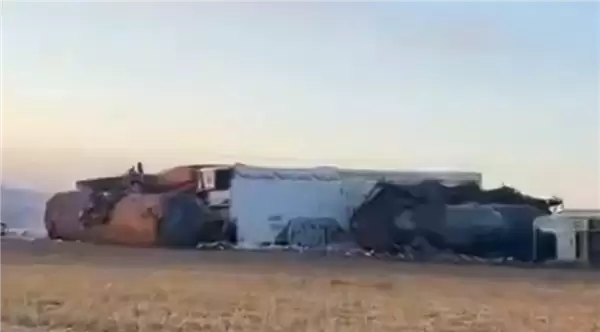 31节车厢跌落 美国再现火车脱轨事件：含毒化学品泄漏