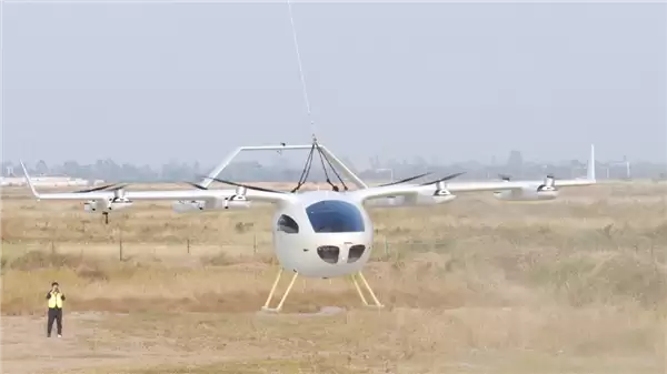 续航200公里 一汽红旗天驭1号飞行汽车原型机完成有保护首飞