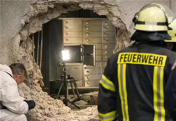 《惊天魔盗团》成现实!德国窃贼钻洞盗走银行数千万财物