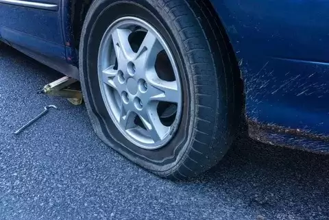 爆胎高危如何避？轮胎更换时机全解析