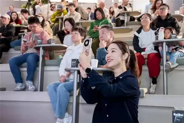 时间在变,心意不变:华为旗舰店的人文场域构建