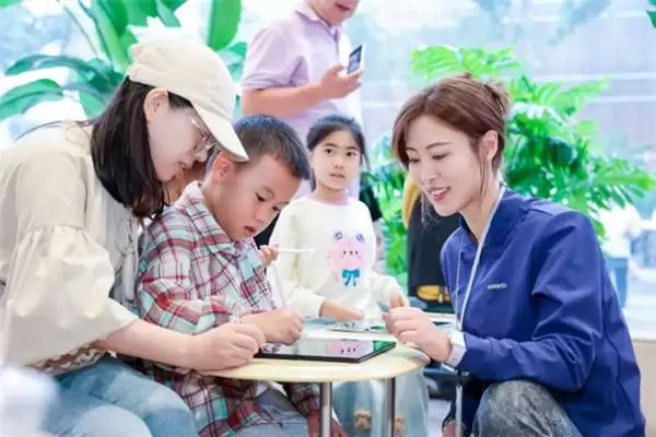 时间在变,心意不变:华为旗舰店的人文场域构建