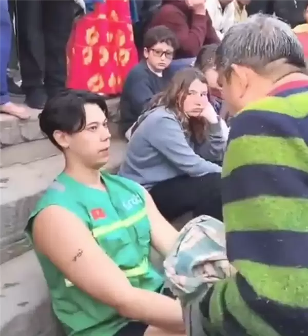 日本游客脱外衣欲下恒河遭当地人怒斥：被要求双手合十道歉