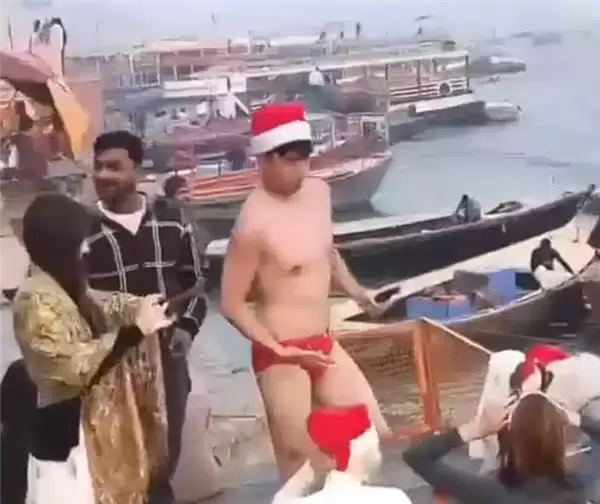 日本游客脱外衣欲下恒河遭当地人怒斥：被要求双手合十道歉