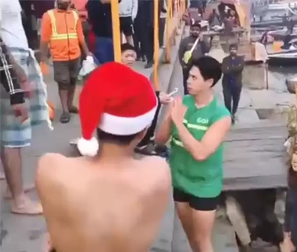 日本游客脱外衣欲下恒河遭当地人怒斥：被要求双手合十道歉