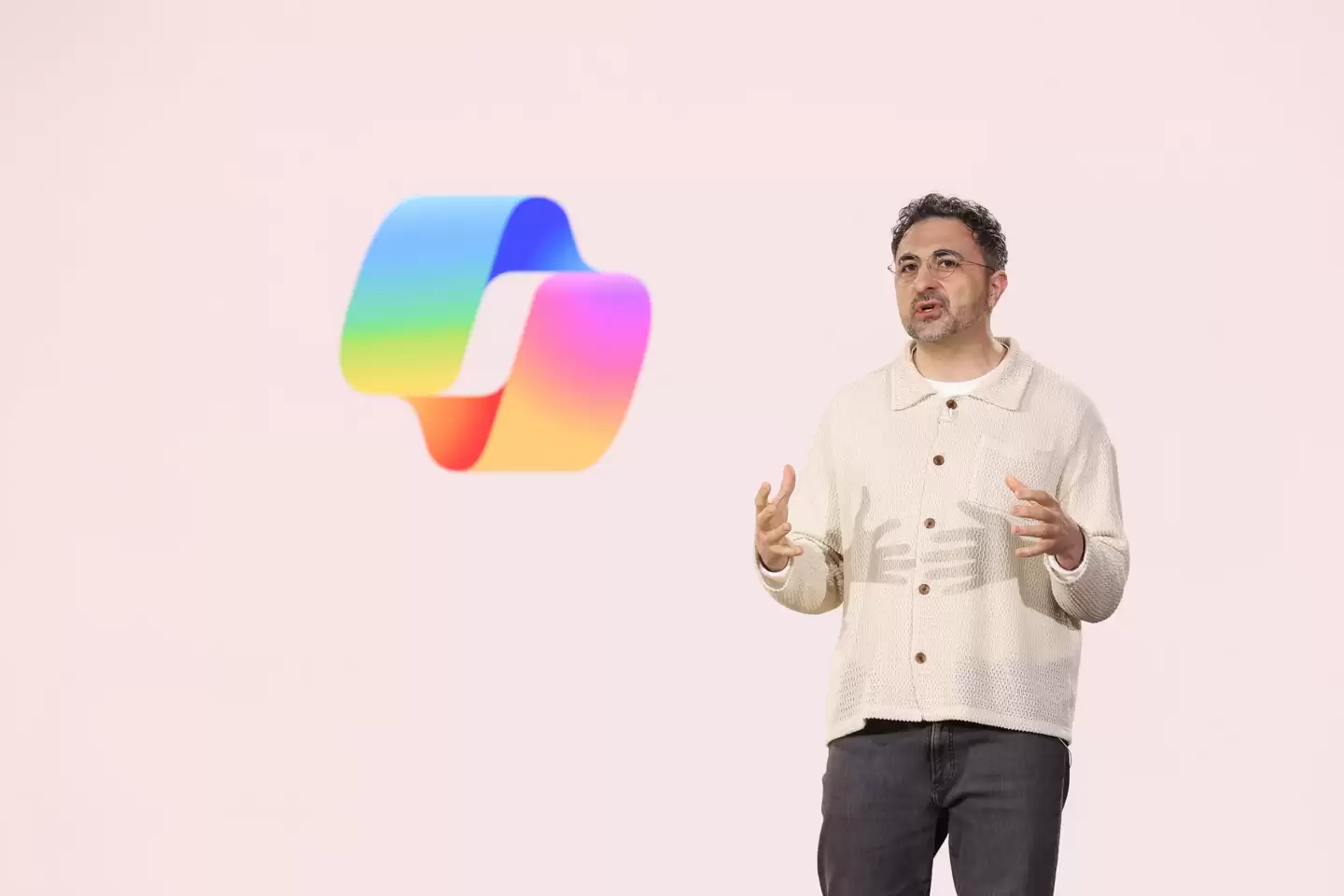 微软 AI 部门 CEO 苏莱曼警告：缺乏监管的 AI 或在数年内脱离人类掌控