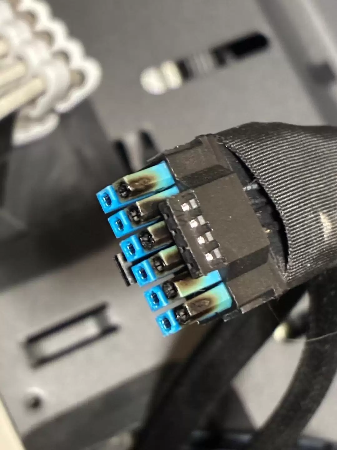 蓝宝石RX 9070 XT显卡再曝供电口烧毁,转接线设计安全引质疑