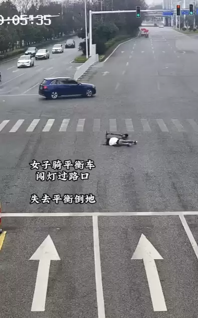 女子骑电动滑板车摔倒在路口 爬起继续闯红灯 结果鬼探头被撞