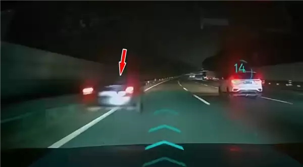 高速路上一个牙疼就就地停车 一个开“智驾”不看路:撞了!